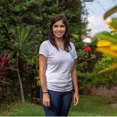 Picture of Carmen de Rengifo facing camera in a verdant setting